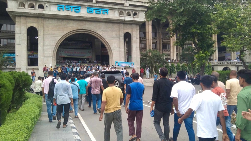 নগর ভবনে আবারও ইশরাক, সঙ্গে অনুসারীরা