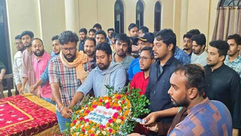 গভীর রাতে মওলানা ভাসানীর মাজারে নাহিদ ইসলাম