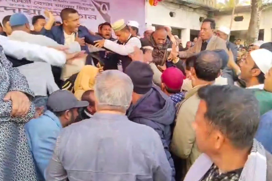 খালেদা জিয়ার দোয়া-মিলাদে বক্তব্যকে কেন্দ্র করে হট্টগোল