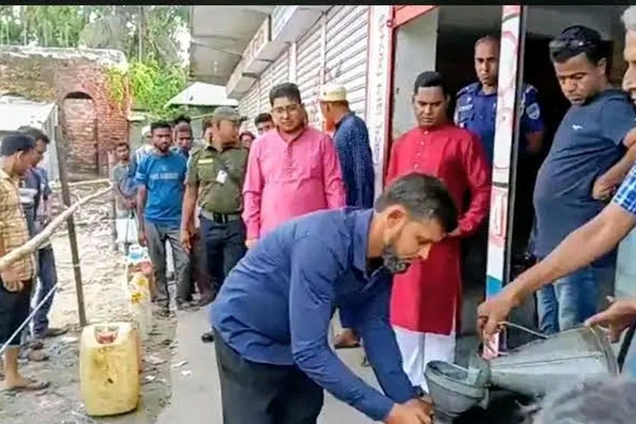 কালিয়ায় ৫ পয়েন্টে কৃষকদের ডিজেল ১শ’ টাকা লিটারে বিক্রয়