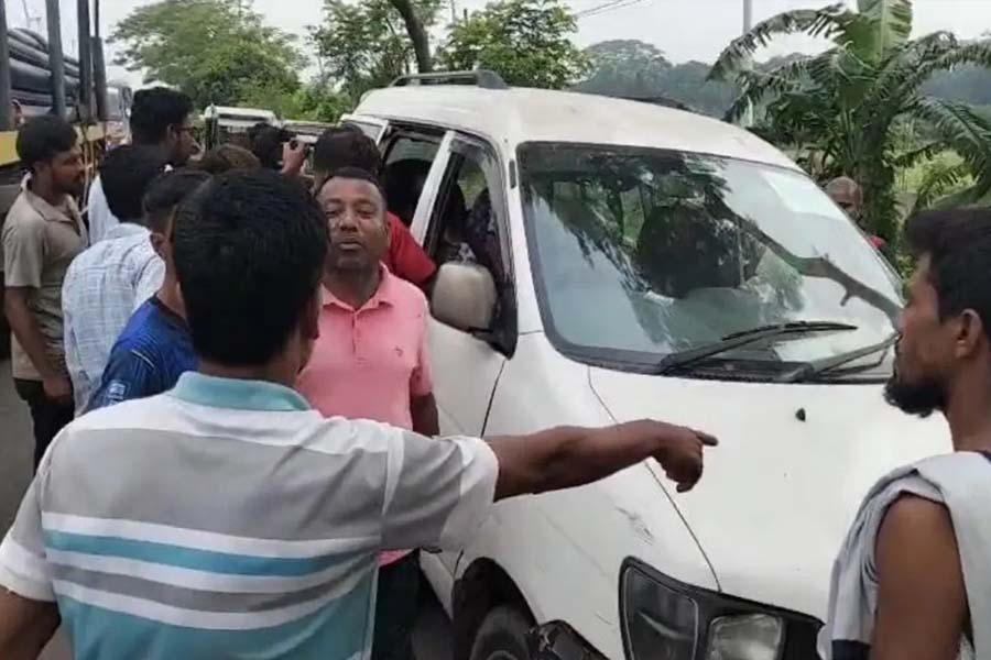 রক্তাক্ত বৃদ্ধকে ফেলে দেওয়ার সময় মাইক্রোচালক আটক