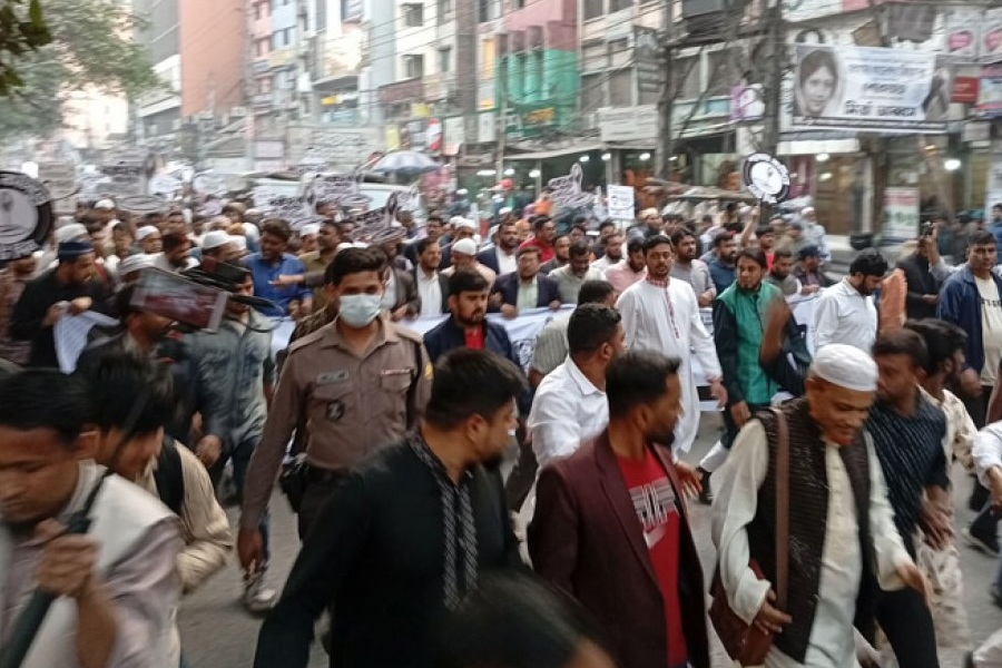 সরকারি কর্মকর্তাদের জোর করে মিটিংয়ে নিয়েছে একটি দল