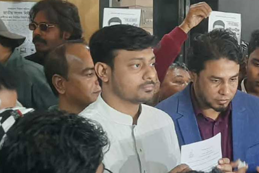 নাসীরুদ্দীন পাটওয়ারীর প্রচারণায় ডিম নিক্ষেপ