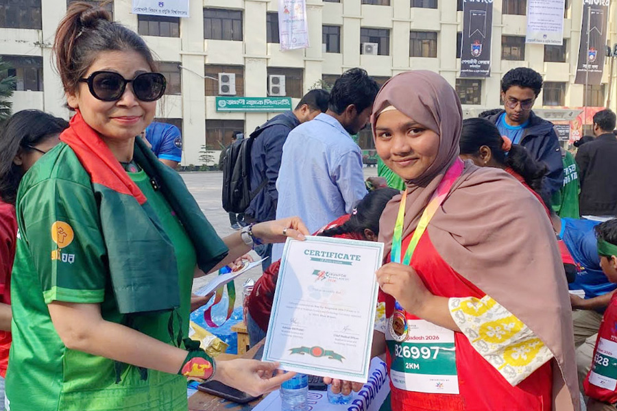 নোয়াখালীর কিশোর-কিশোরীদের সঙ্গে ম্যারাথনে দৌড়ালেন নাজমুন নাহার
