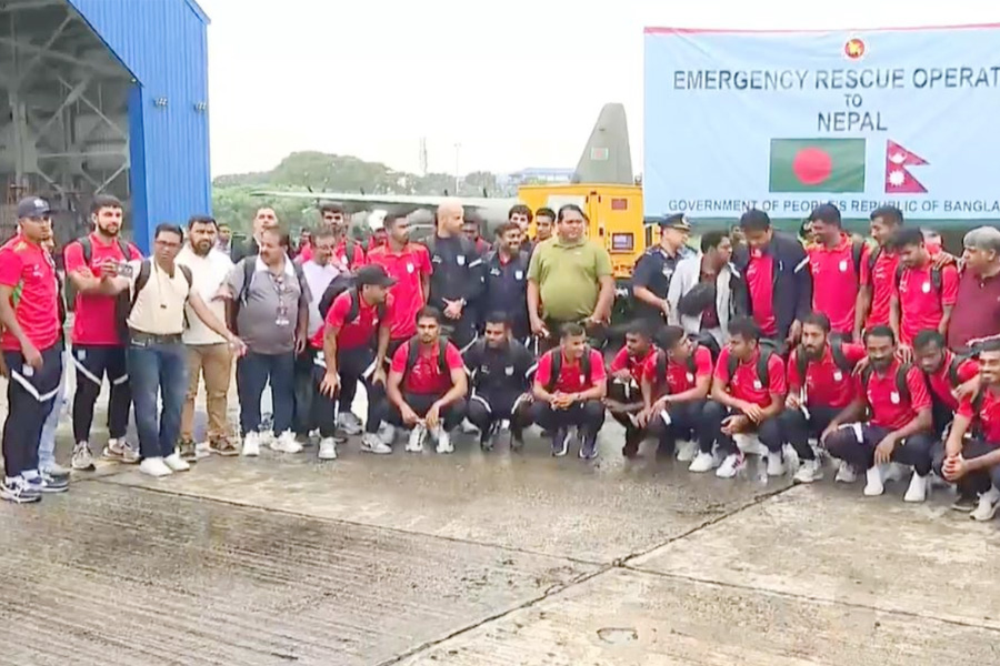 বিমানবাহিনীর বিশেষ ফ্লাইটে দেশে ফিরল বাংলাদেশ দল