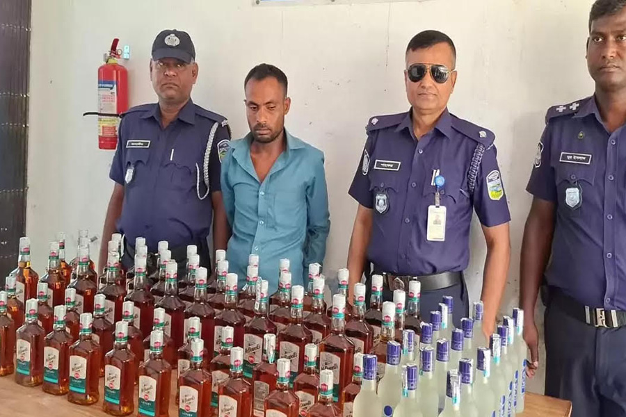 দূর্গাপুরে ৩ বস্তা মদসহ গ্রেপ্তার ১