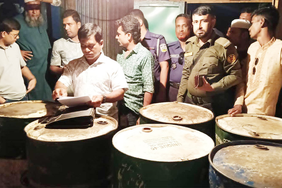 কেন্দুয়ায় ভ্রাম্যমান আদালত ৮শ’ লিটার পেট্রোল জব্দ করেছে