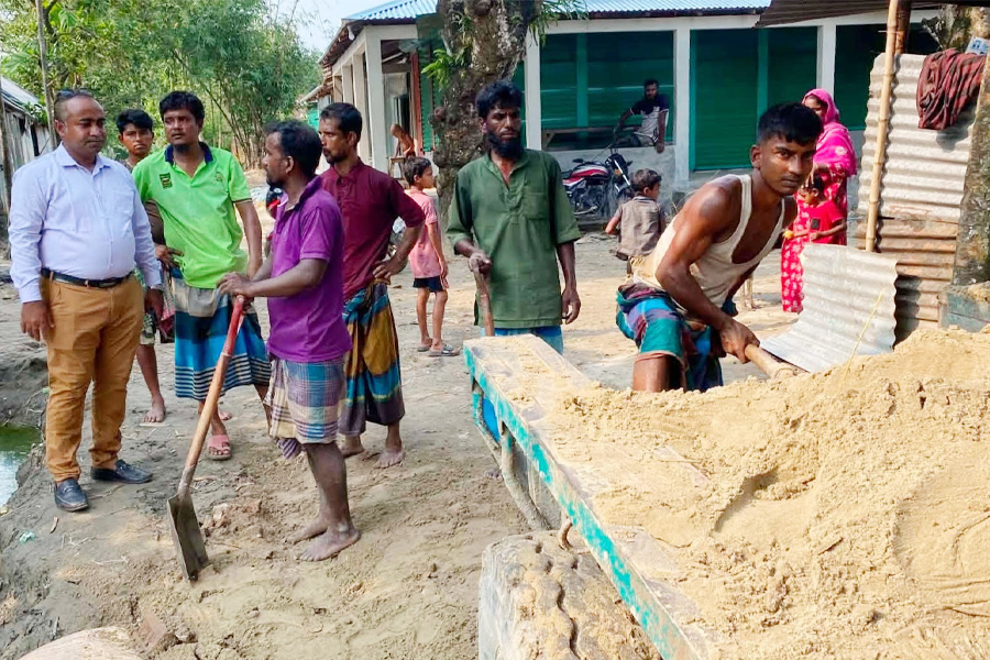 কেন্দুয়ায় চেয়ারম্যানের উদ্যোগে নওপাড়ায় রাস্তা সংস্কার
