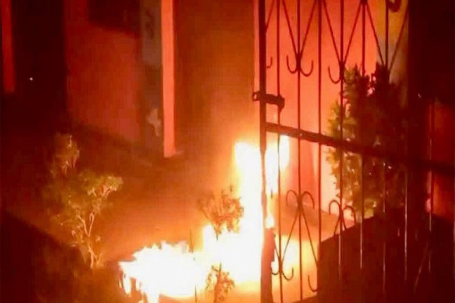 নূরপুরে ভোটকেন্দ্রে আগুন, বুথ পুড়ে ছাই