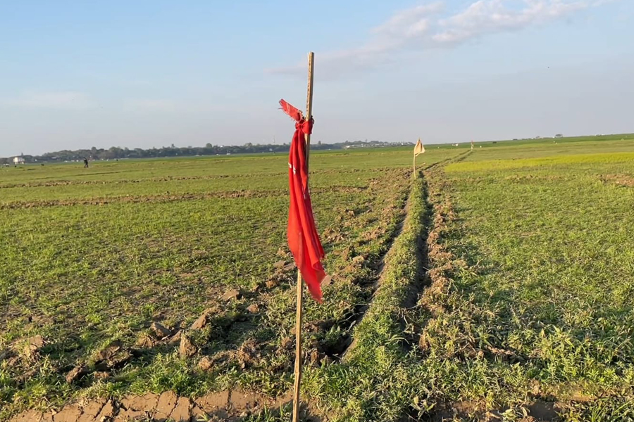লাল নিশান সরিয়ে ১৫০ একর সরকারি চর দখলের অভিযোগ