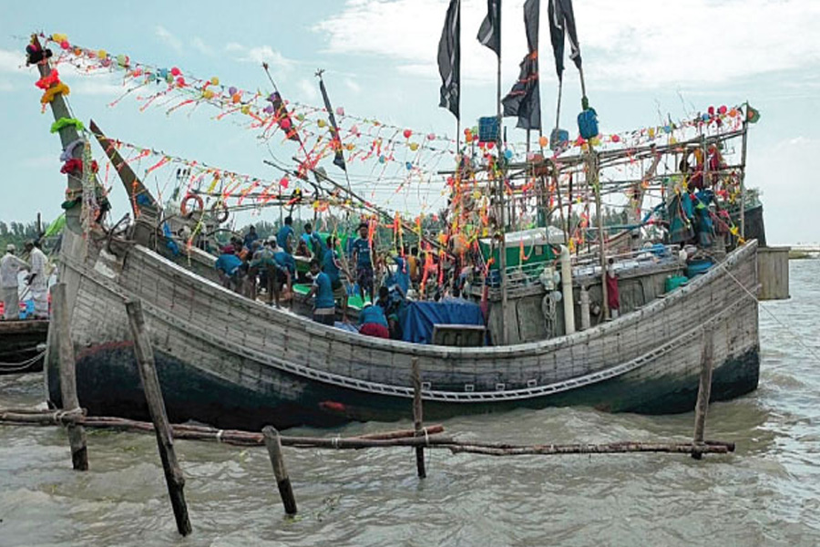 ৪০ লাখ টাকার মাছ নিয়ে বাড়ি ফিরলেন জেলেরা