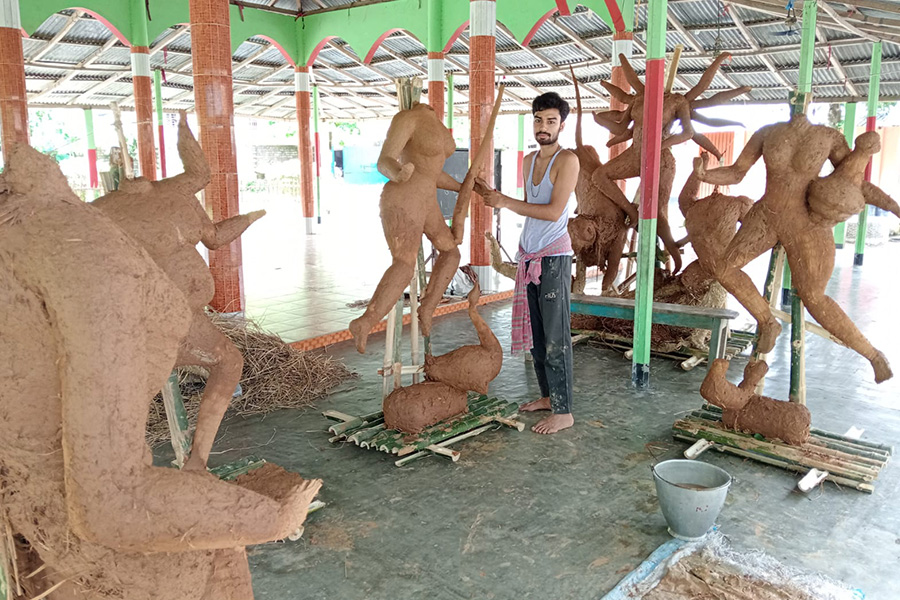 নবাবগঞ্জে প্রতিমা তৈরিতে ব্যস্ত সময় কাটাচ্ছে মৃৎশিল্পী কারিগররা
