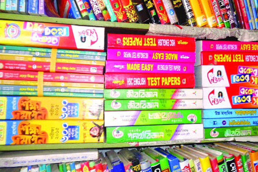 লাইব্রেরিতে প্রকাশ্যে বিক্রি হচ্ছে নিষিদ্ধ নোট-গাইড