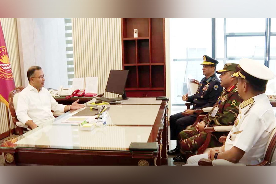 সচিবালয়ে ৩ বাহিনীর প্রধানদের সঙ্গে বৈঠক করলেন