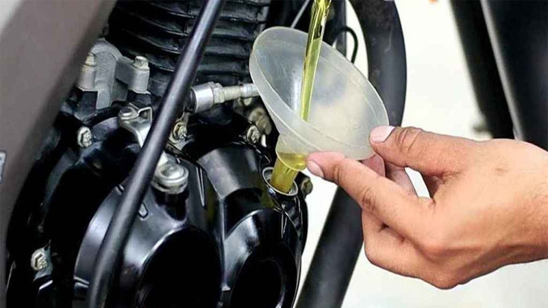 মোটরসাইকেলে কোন ইঞ্জিন অয়েল ভালো: মিনারেল না সিনথেটিক?