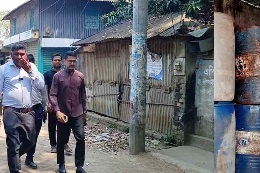 মানিকগঞ্জে বাড়তি দামে তেল বিক্রির অভিযোগে ২ ব্যবসায়ীকে জরিমানা