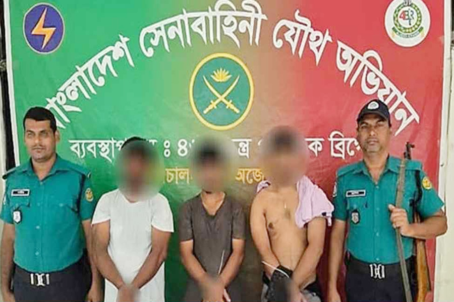 পুরান ঢাকায় কুখ্যাত সন্ত্রাসীর বাসায় অভিযান, অস্ত্রসহ ৪ গ্রেপ্তার