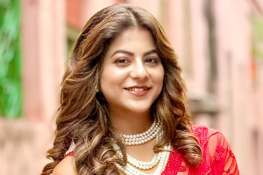 ৬ বছরের বিরতি ভাঙলেন অলিভিয়া সরকার