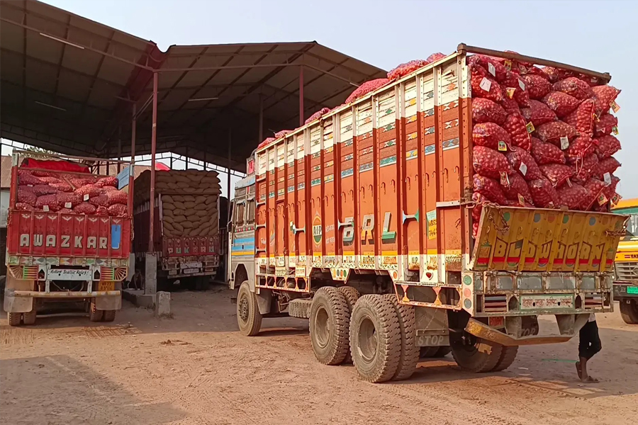 সোনামসজিদ বন্দর দিয়ে এল ৪১৯ মেট্রিক টন ভারতীয় পেঁয়াজ