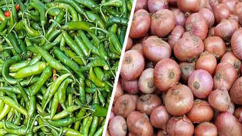 হিলিতে পেঁয়াজের দাম কমেছে, বেড়েছে কাঁচামরিচের