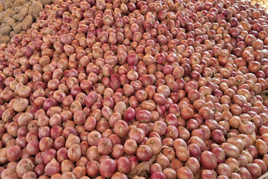 রমজানের প্রথম দিনেই হু হু করে বাড়লো পেঁয়াজের দাম