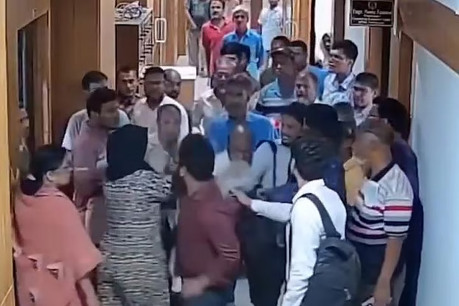 নারী প্রকৌশলীর কক্ষে সিবিএ’র হামলা, ৪ শ্রমিক বদলি