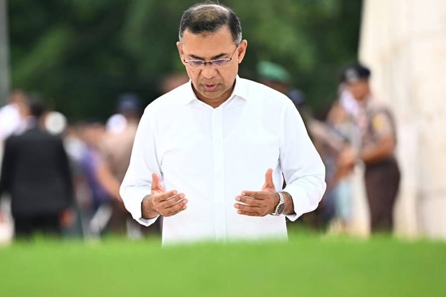 পিতা শহীদ প্রেসিডেন্ট জিয়াউর রহমান এবং মাতা সাবেক প্রধানমন্ত্রী মরহুমা বেগম খালেদা জিয়ার কবর জিয়ারত করেন প্রধানমন্ত্রী। ছবি: ভিওডি বাংলা