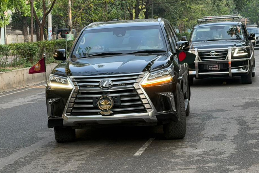 প্রথমবারের মতো প্রধানমন্ত্রী তারেক রহমানের গাড়িতে ‘জাতীয় পতাকা’