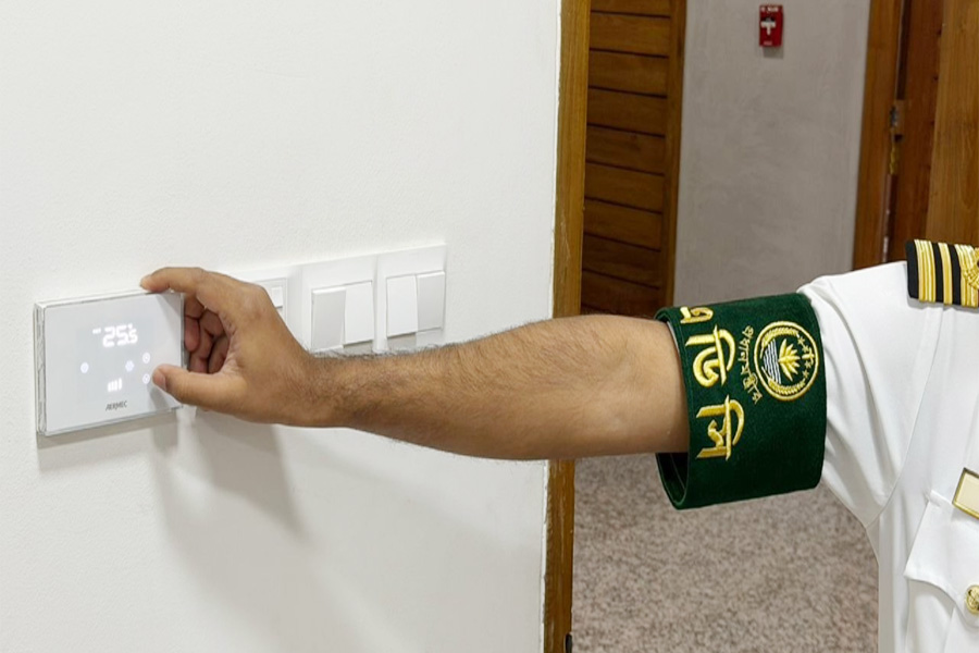 সচিবালয়ে প্রধানমন্ত্রীর কক্ষের অর্ধেক লাইট বন্ধ করছেন এডিসি