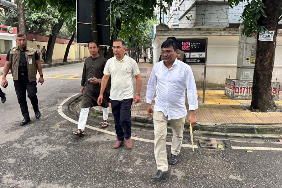 হেঁটে রাজনৈতিক কার্যালয়ে গেলেন প্রধানমন্ত্রী