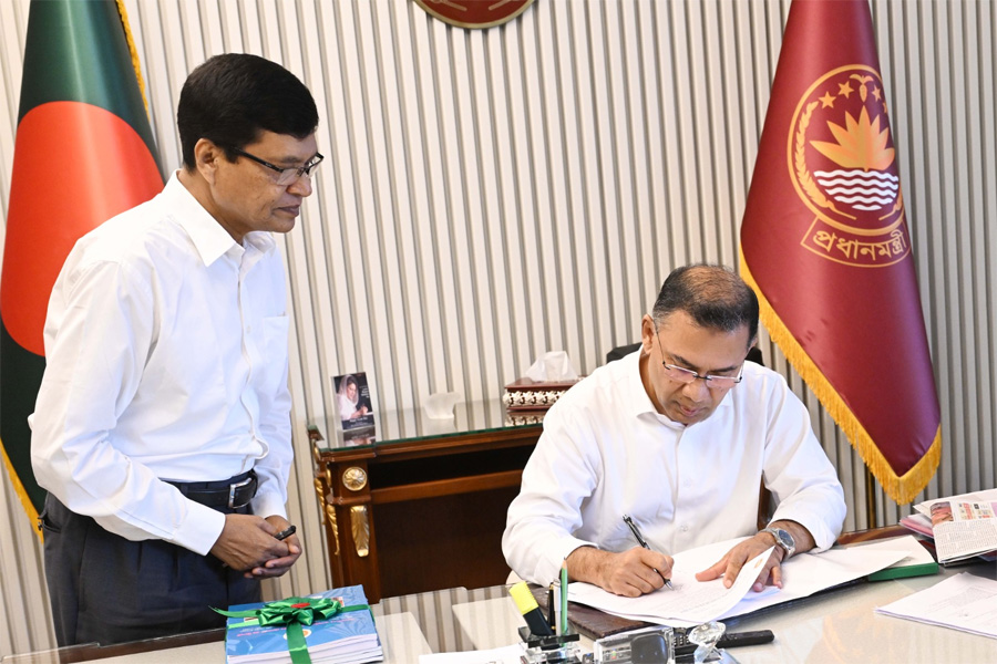 প্রধানমন্ত্রীর দপ্তরে ৩৮ অডিট রিপোর্ট হস্তান্তর করেন নূরুল ইসলাম