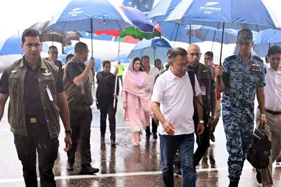 বৃষ্টি উপেক্ষা করে শাহজালাল (রহ.) মাজারে প্রধানমন্ত্রী