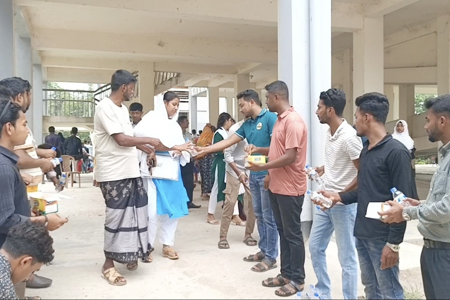 রাঙ্গাবালীতে ছাত্রদের উদ্যোগে পরীক্ষার্থীদের পানি ও স্যালাইন বিতরণ