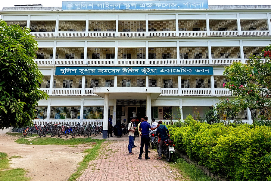 ক্লাস চলাকালে মাথায় খুলে পড়ল ফ্যান, আহত শিক্ষার্থী