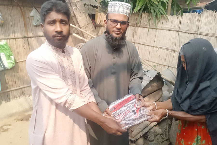 চাটমোহরে গরিব অসহায় দুস্থদের মাঝে শাড়ি বিতরণ