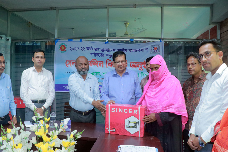 পাবনায় ১৬২ জন দুঃস্থ মহিলার মাঝে সেলাই মেশিন বিতরণ