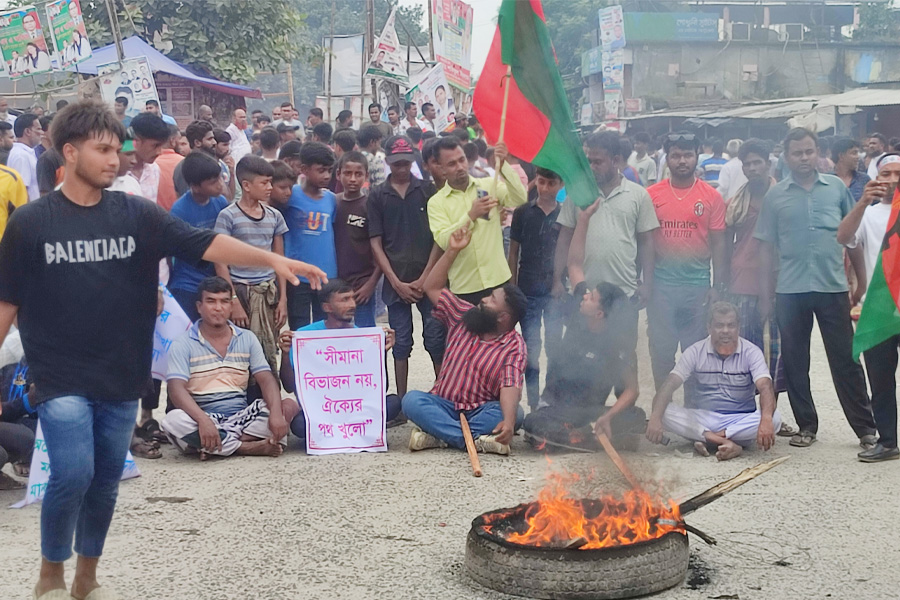 পাবনা-১ আসনের সীমানা পুনর্বহালের দাবিতে মহাসড়ক অবরোধ