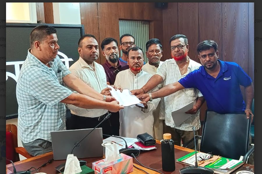 দাবি সম্বলিত আবেদনপত্র অতিরিক্ত জেলা প্রশাসকের কাছে জমা দেন এলাকাবাসী। ছবি: ভিওডি বাংলা