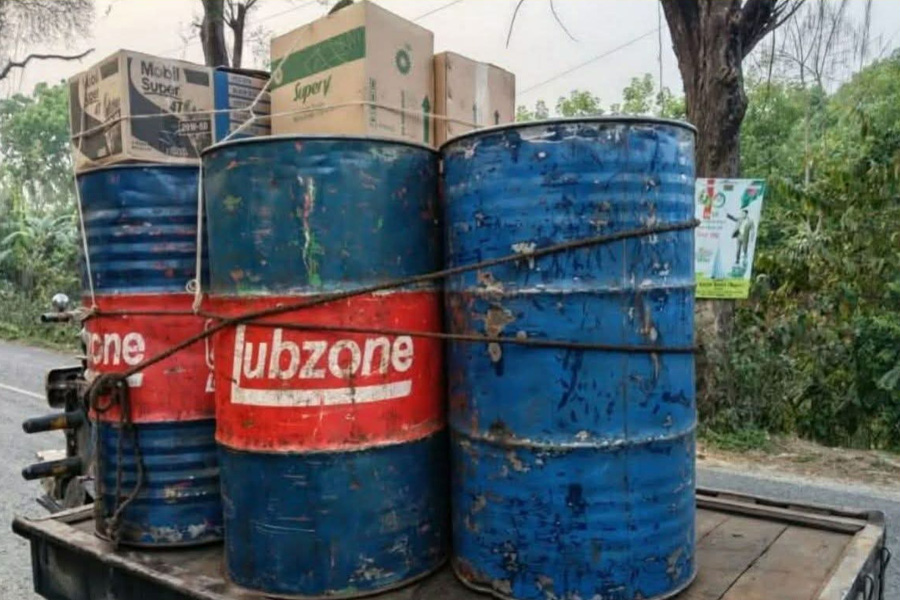 চাটমোহরে ২,৫০০ লিটার জ্বালানি তেল জব্দ, আটক ২