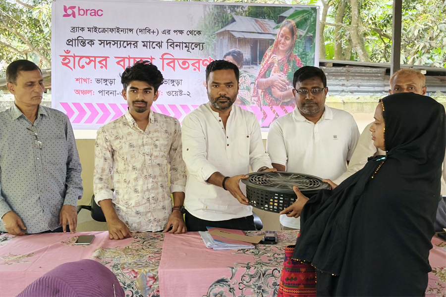 ভাঙ্গুড়ায় ব্র্যাকের উদ্যোগে ৩শ’ হাঁসের বাচ্চা বিতরণ