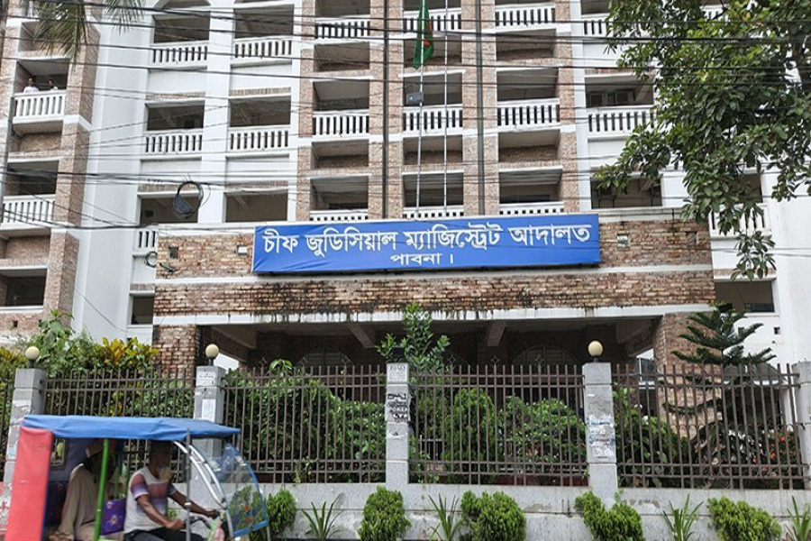মাদক নিয়ে আদালতের এজলাসে ২ আসামি