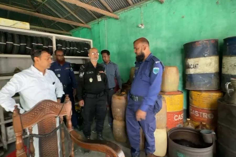 পাবনায় অবৈধভাবে তেল মজুতের দায়ে দুই প্রতিষ্ঠানকে জরিমানা