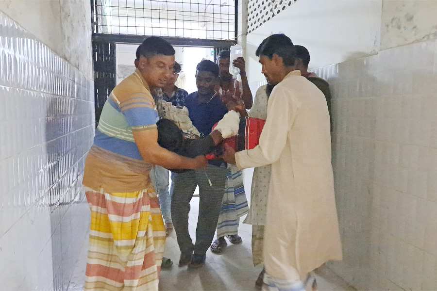 চাটমোহরে চা স্টলে বসে থাকাবস্থায় দুর্বৃত্তদের গুলিতে আহত ২