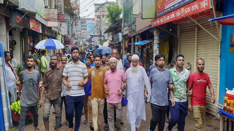 ব্যবসায়ীদের হয়রানী ও জরিমানার প্রতিবাদে বিক্ষোভ; দোকান বন্ধ