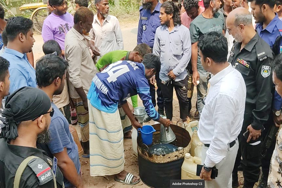 বাড়িতে মিললো মিনি পেট্রোল পাম্পের সন্ধান