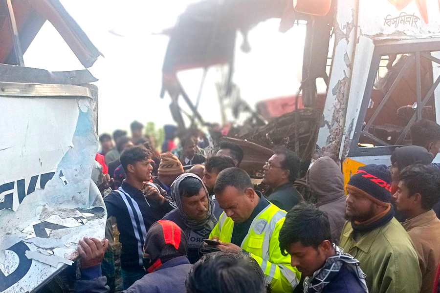 পাবনায় দুই বাসের সংঘর্ষে প্রাণ গেল ২ জনের