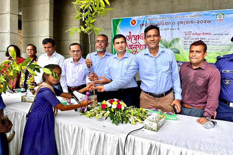 বৃক্ষরোপণ অভিযান ও বৃক্ষমেলা উদ্বোধন উপলক্ষ্যে বের করা হয় বর্ণাঢ্য র্যালী। ছবি: ভিওডি বাংলা