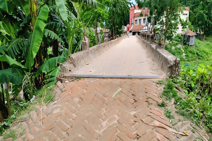 চাটমোহরে সংস্কারহীন কমলা নদীর নির্মিত ফুট ব্রিজ, ঝুঁকিতে গ্রামবাসী
