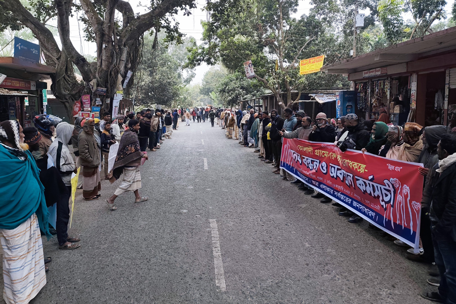 গরু চুরির প্রতিবাদে রাস্তা অবরোধ করে এলাকাবাসীর বিক্ষোভ