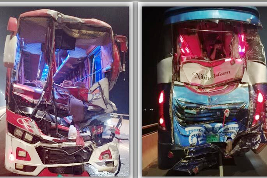 পদ্মা সেতুতে থেমে থাকা বাসে আরেক বাসের ধাক্কা, নিহত ১
